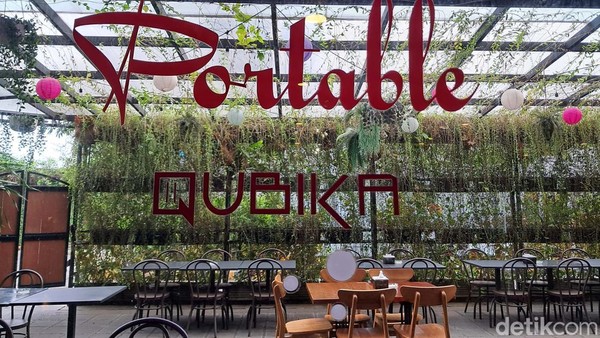 Area resto yang ada di sisi depan hotel dan berada di lantai paling bawah ini juga di desain dengan apik dengan konsep seperti tumpukkan kontainer. Ada yang indoor dan outdoor untuk area merokok. Area resto yang ada di sisi depan hotel dan berada di lantai paling bawah ini juga di desain dengan apik dengan konsep seperti tumpukkan kontainer. Ada yang indoor dan outdoor untuk area merokok.