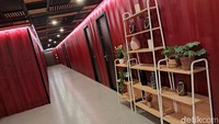 Di dalam kamar, fasilitas yang diberikan juga tidak berbeda dengan hotel bintang tiga pada umumnya. Ada televisi layar data, pendingin ruangan, dan kamar mandi dengan pancuran air hangat. Seluruh tipe kamar pun Qubika Hotel didesain secara instagrammable sekaligus memberikan kenyamanan bagi para tamunya. 