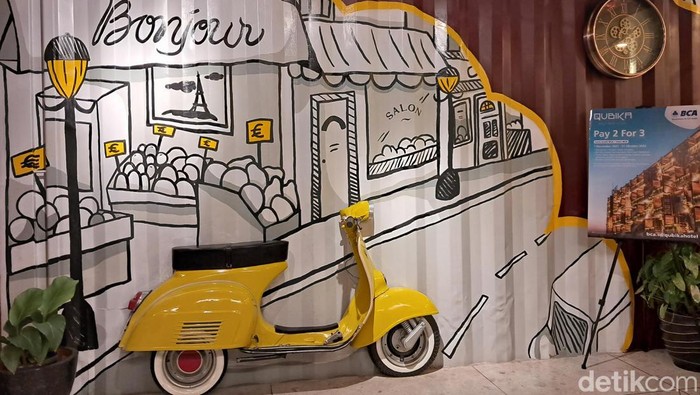 Qubika menjadi salah satu hotel unik dan nyentrik yang terletak di kawasan Gading Serpong. Hotel ini memiliki desain berbentuk seperti tumpukan kontainer berwarna warni yang sangat ciamik dan Instagramable.