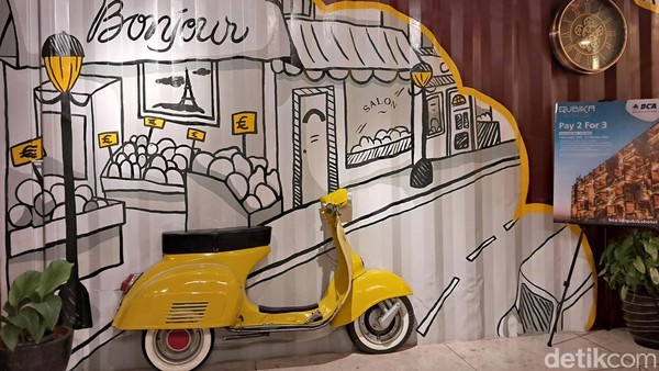 Qubika Boutique Hotel dikenal memiliki spot foto Instagramable, di bagian lobi dihiasi beberapa mural menarik. Seperti ini salah satu contohnya. Qubika Boutique Hotel dikenal memiliki spot foto Instagramable, di bagian lobi dihiasi beberapa mural menarik. Seperti ini salah satu contohnya.