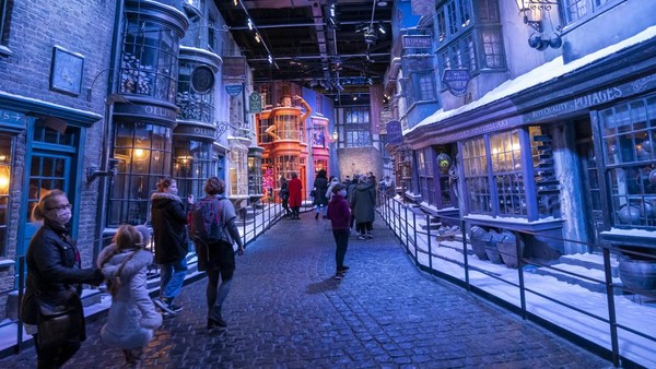Ingin merasakan berada di dunia Harry Potter? Jangan lewatkan untuk berkunjung ke Warner Bros. Studio di London. Disini penggemar Harry Potter atau Potterhead bisa mengeksplorasi proses pembuatan film Harry Potter lho. (Andrew Aitchison/Getty Images) Ingin merasakan berada di dunia Harry Potter? Jangan lewatkan untuk berkunjung ke Warner Bros. Studio di London. Disini penggemar Harry Potter atau Potterhead bisa mengeksplorasi proses pembuatan film Harry Potter lho. (Andrew Aitchison/Getty Images)