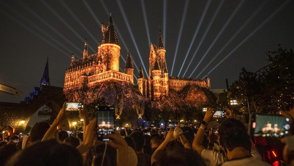 Gak bisa ke Inggris untuk menikmati tur di Studio Warner Bros? Jangan sedih, kamu bisa tetap rasakan sensasi jadi murid Hogwarts dengan berkunjung ke Wizarding World of Harry Potter yang ada di Universal Studio Orlando di Amerika Serikat dan Universal Studio Osaka di Jepang. (Kevin Frayer/Getty Images) Gak bisa ke Inggris untuk menikmati tur di Studio Warner Bros? Jangan sedih, kamu bisa tetap rasakan sensasi jadi murid Hogwarts dengan berkunjung ke Wizarding World of Harry Potter yang ada di Universal Studio Orlando di Amerika Serikat dan Universal Studio Osaka di Jepang. (Kevin Frayer/Getty Images)