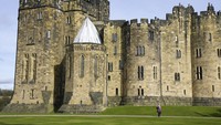 Pasti ingat momen Harry dan kawan-kawannya belajar menaiki sapu terbang di tingkat pertama, atau ketika Harry latihan Quidditch bersama Oliver Wood. Nah di Kastil Alnwick, Inggris, inilah lokasinya. (Jeff Greenberg/Getty Images)