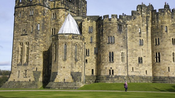 Pasti ingat momen Harry dan kawan-kawannya belajar menaiki sapu terbang di tingkat pertama, atau ketika Harry latihan Quidditch bersama Oliver Wood. Nah di Kastil Alnwick, Inggris, inilah lokasinya. (Jeff Greenberg/Getty Images) Pasti ingat momen Harry dan kawan-kawannya belajar menaiki sapu terbang di tingkat pertama, atau ketika Harry latihan Quidditch bersama Oliver Wood. Nah di Kastil Alnwick, Inggris, inilah lokasinya. (Jeff Greenberg/Getty Images)