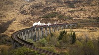 Kamu pasti tahu adegan dimana Ron dan Harry yang mengendarai mobil terbang ketika ketinggalan kereta di film Harry Potter and The Chamber of Secret, kan? Jalur kereta bergaya Victoria tersebut adalah Glenfinnan Viaduct dan masih digunakan hingga saat ini. Bahkan Potterhead bisa memesan tur kereta uap untuk menelusuri jalur ini. (Jane Barlow/Getty Images)