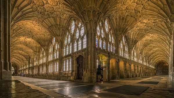 Pernah gak kamu membayangkan berjalan di koridor Hogwarts? Hal itu bisa kamu lakukan si dunia muggle loh. Koridor yang kita lihat di film itu ada di Katedral Gloucester. Di abad pertengahan, katedral ini dibangun untuk para biarawan namun sekarang dibuka untuk umum. (Bill Allsopp/Getty Images)