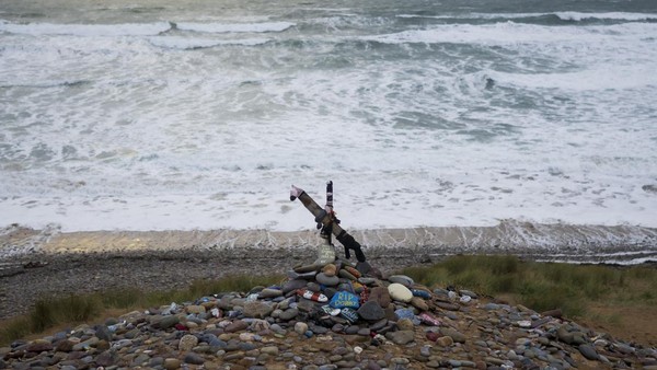 Momen kematian Dobby, sang peri rumah, tentu tidak bisa terlupakan. Kuburan Dobby bisa ditemukan di kawasan Pantai Freshwater West, Pembrokeshire, Wales. (Matthew Horwood/Getty Images) Momen kematian Dobby, sang peri rumah, tentu tidak bisa terlupakan. Kuburan Dobby bisa ditemukan di kawasan Pantai Freshwater West, Pembrokeshire, Wales. (Matthew Horwood/Getty Images)