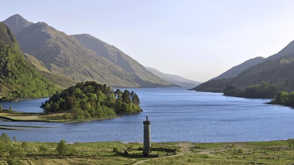 Potterhead tidak boleh melupakan keindahan Danau Loch Shiel yang menjadi tempat dari danau fiksi Black Lake. Loch Shiel muncul di film Harry Potter and The Goblet of Fire, sebagai tempat tantangan kedua Turnamen Triwizard. (Arterra/Getty Images)