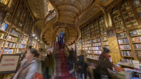 Perpustakaan bergaya Neo-Gothic di Portugal ini menjadi tempat bersejarah karena JK Rowling seringkali menghabiskan waktunya ketika masa-masa awal menulis Harry Potter. Perpustakaan bernama Livraria Lello ini juga dijadikan lokasi syuting film Harry Potter lho. (Horacio Villalobos/Getty Images)