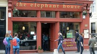 Selain perpustakaan Livraria Lello, kafe The Elephant House ini juga tempat bersejarah lho. Karena di kafe inilah Harry Potter lahir. JK Rowling menghabiskan hari-harinya di kafe ini sambil memikirkan dan menulis kisah Harry. (Neil Hanna/AFP/Getty Images)