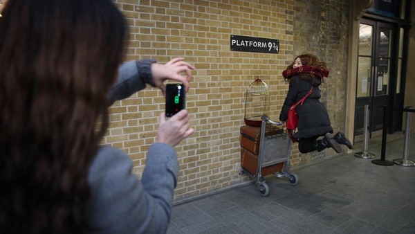 Pasti sudah gak asing lagi dengan Stasiun Kings Cross, tempat peron 9 ¾ berada. Stasiun ini luas banget loh! Di sana juga disediakan platform 9 ¾ bagi para muggle untuk berfoto. (Peter Macdiarmid/Getty Images) Pasti sudah gak asing lagi dengan Stasiun Kings Cross, tempat peron 9 ¾ berada. Stasiun ini luas banget loh! Di sana juga disediakan platform 9 ¾ bagi para muggle untuk berfoto. (Peter Macdiarmid/Getty Images)