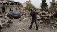 Beberapa rumah porak poranda akibat serangan rudal Rusia sehingga tidak lagi bisa ditinggali. Foto: Anadolu Agency via Getty Images/Anadolu Agency