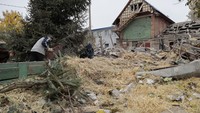 Sebuah rumah masih berdiri setelah kota Donetsk, Ukraina, dihajar rudal Rusia. Foto: Anadolu Agency via Getty Images/Anadolu Agency