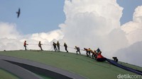 Pekerja bergotong royong melakukan renovasi atap gedung kura-kura kompleks parlemen DPR RI, Jakarta, Senin (7/11/2022).