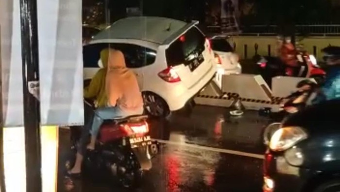 3 kendaraan menabrak pembatas jalan yang baru di pasang di Medan Johor