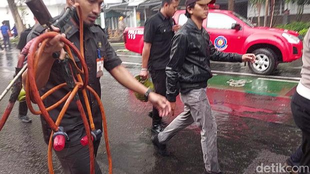 Alat dan selang diduga untuk keperluang mengelas