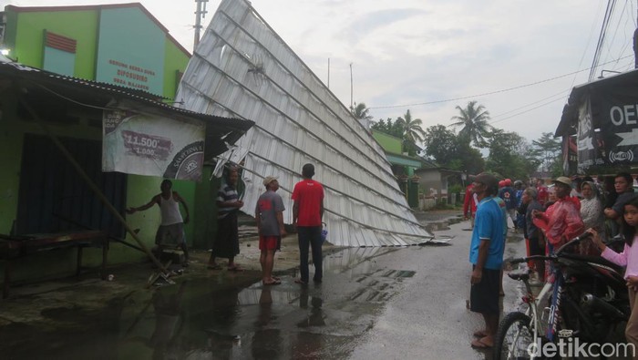 Angin puting beliung rusak puluhan rumah di Majasem, Purbalingga, Senin (7/11/2022).