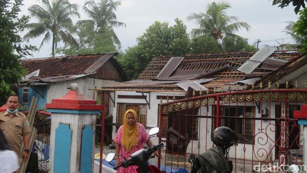 Angin puting beliung rusak puluhan rumah di Majasem, Purbalingga, Senin (7/11/2022).