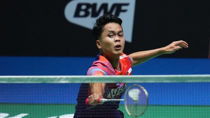 TOKYO, JAPAN - AUGUST 25: Anthony Sinisuka Ginting of Indonesia celebrates victory in the Mens Singles Third Round match against Shi Yuqi of China on day four of the BWF World Championships at Tokyo Metropolitan Gymnasium on August 25, 2022 in Tokyo, Japan. (Photo by Toru Hanai/Getty Images)