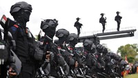 Anggota Brimob Polri dengan senjata lengkap mengikuti apel pasukan Operasi Puri Agung 2022.