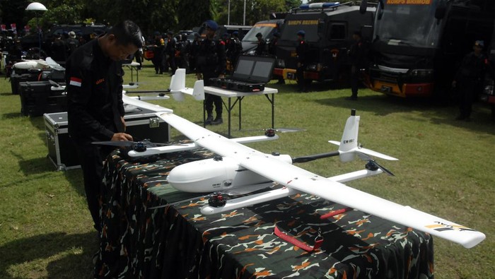 Apel Pengamanan KTT G20 di Bali Anggota polisi melakukan penghormatan kepada Kapolri Jenderal Pol Listyo Sigit Prabowo (kanan) dan Panglima TNI Jenderal TNI Andika Perkasa (kiri) saat apel gelar pasukan Operasi Puri Agung 2022 dalam rangka pengamanan Konferensi Tingkat Tinggi (KTT) G20 di Denpasar, Bali, Senin (7/11/2022). Operasi Puri Agung yang mulai digelar pada 8-17 November 2022 tersebut melibatkan 9.700 personel Polri dan 3.669 pasukan cadangan yang disiagakan untuk mengamankan pelaksanaan KTT G20 di Bali.