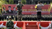 Anggota polisi melakukan penghormatan kepada Kapolri Jenderal Pol Listyo Sigit Prabowo dan Panglima TNI Jenderal Andika Perkasa saat apel pasukan Operasi Puri Agung 2022 di Denpasar, Bali, Senin (7/11/2022).