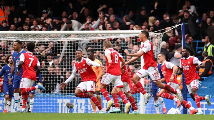LONDON, ENGLAND - NOVEMBER 06: Gabriel of Arsenal celebrates with teammates after scoring their teams first goal during the Premier League match between Chelsea FC and Arsenal FC at Stamford Bridge on November 06, 2022 in London, England. (Photo by Ryan Pierse/Getty Images)