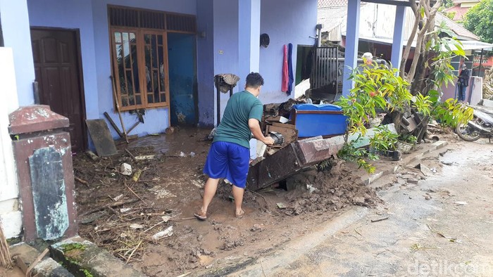 Banjir Sejumlah warga di Perumahan Wahyu Utomo, Tambak Aji, Semarang mulai membersihkan rumahnya yang terkena dampak banjir pada Minggu (6/11) malam.