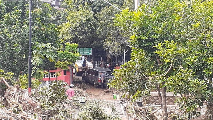Terlihat sejumlah jalan di perumahan tersebut masih tertutup oleh gundukan lumpur tebal. Warga yang melewati jalan-jalan itu juga terlihat berhati-hati karena jalan yang licin.