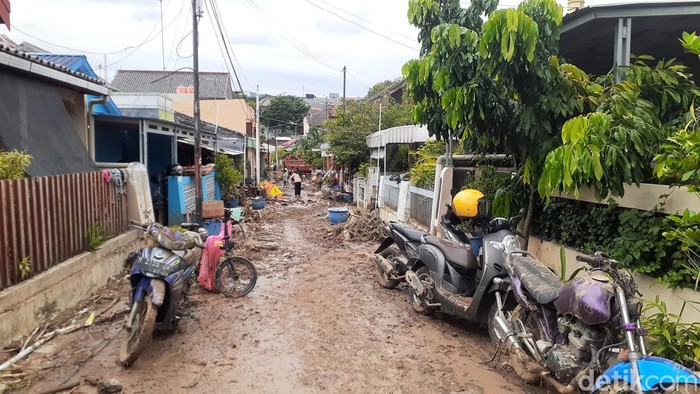 Sejumlah kendaraan tidak luput dari terjangan banjir di Tambak Aji, Semarang.