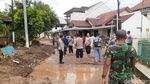 Warga Tambak Aji Semarang dan Aparat Kerja Bakti Usai Banjir Bandang