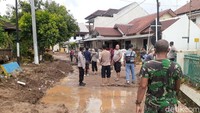 Tim gabungan dari TNI, Polri dan relawan bekerja bakti membersihkan material sisa banjir semalam. Foto: Afzal Nur Iman/detikJateng.