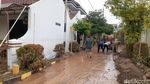 Warga Tambak Aji Semarang dan Aparat Kerja Bakti Usai Banjir Bandang