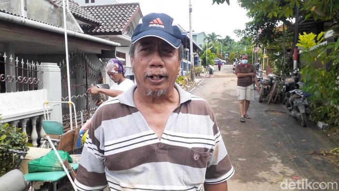 Ketua RT 7/RW, Hernowo di depan rumahnya yang kebanjiran, Senin (7/11/2022).