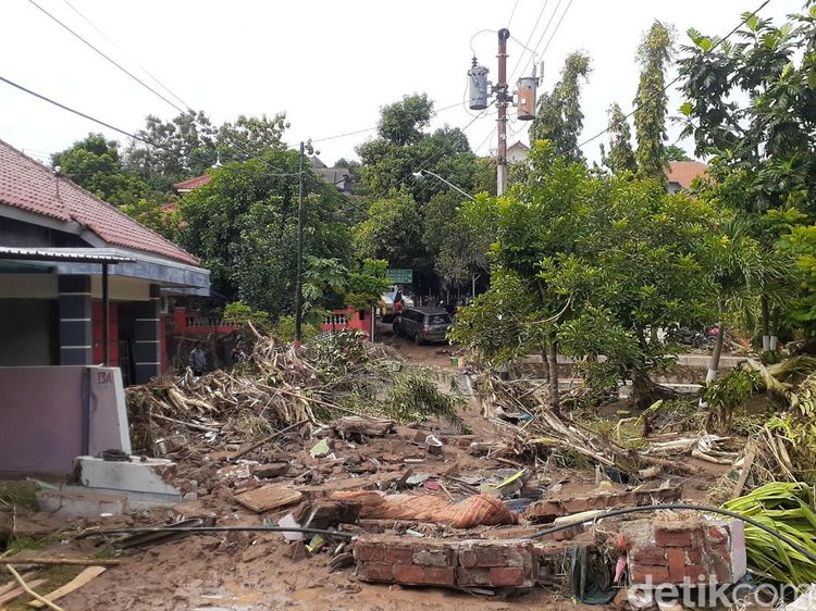 Porak-poranda Permukiman Tambak Aji Semarang Diterjang Banjir Bandang