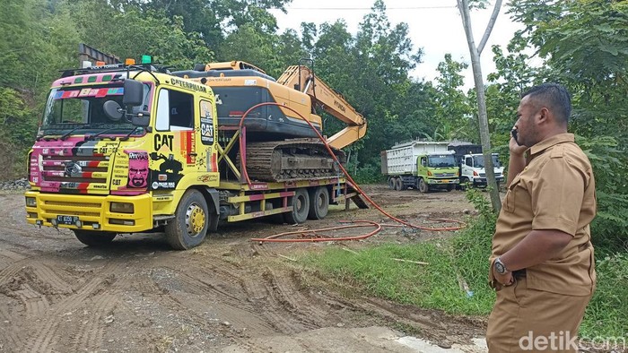 Bantuan alat berat dari Pemkot Surabaya