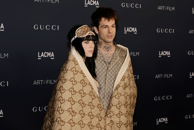 Billie Eilish saat ini berusia 20 tahun. Kekasihnya Jesse Rutherford yang diketahui sebagai vokalis band The The Neighbourhood berusia 31 tahun. Foto: FilmMagic/Steve Granitz via Getty Images