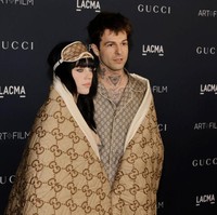 Billie Eilish saat ini berusia 20 tahun. Kekasihnya Jesse Rutherford yang diketahui sebagai vokalis band The The Neighbourhood berusia 31 tahun. Foto: FilmMagic/Steve Granitz via Getty Images