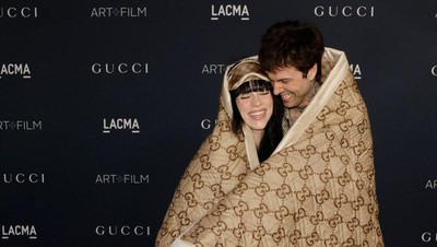 Billie Eilish Selimutan Bareng Pacar di Red Carpet