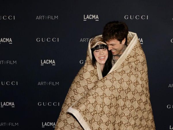 Foto Billie Eilish dan Jesse Rutherford Go Public, Mesra di Bungkus Selimut
