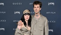 Billie Eilish memakai pakaian Gucci pajamas lengkap dengan masker di kepalanya. Foto: FilmMagic/Steve Granitz via Getty Images