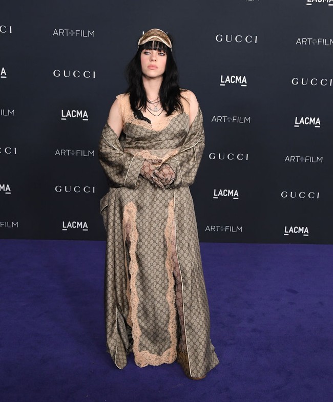 Billie Eilish juga tampil serba Gucci saat menghadiri LACMA Art + Film Gala 2022. Melengkapi gayanya yang seperti ingin tidur, pelantun Happier than Ever itu memakai slipper dan penutup mata Gucci. Foto: FilmMagic/Steve Granitz via Getty Images