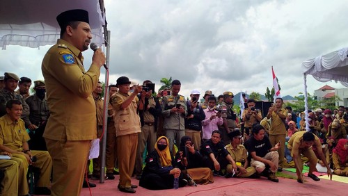 Bupati Dompu Kader Jaelani saat berdialog dengan ratusan guru honorer yang menggelar demo, Senin (7/11/2022).