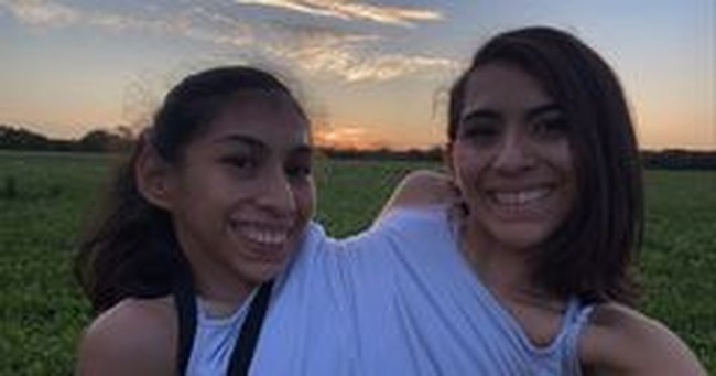 Carmen dan Lupita menempel di bagian dada. Mereka masing-masing memiliki dua tangan tapi hanya punya satu kaki. Biasanya Carmen mengontrol kaki kanan sedangkan Lupita kaki kiri. Ketika dilahirkan, sepasang kembar ini diprediksi hanya akan hidup selama tiga hari tapi kini mereka sudah bertahan sampai 20 tahun.Foto: Instagram @andrade_glupe