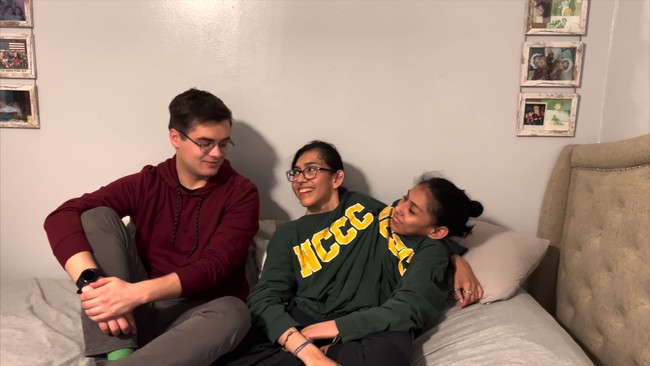 Meski punya kondisi fisik yang tidak biasa, hal itu tidak menghalangi Carmen untuk mencari pasangan. Ia pun sudah berpacaran dengan seorang pria selama 18 bulan. Dilansir NY Post, Carmen berkencan dengan seorang pria yang ditemuinya di aplikasi kencan Hinge.Foto: YouTube