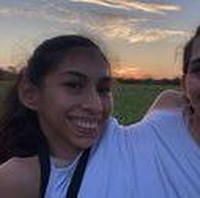 Carmen dan Lupita menempel di bagian dada. Mereka masing-masing memiliki dua tangan tapi hanya punya satu kaki. Biasanya Carmen mengontrol kaki kanan sedangkan Lupita kaki kiri. Ketika dilahirkan, sepasang kembar ini diprediksi hanya akan hidup selama tiga hari tapi kini mereka sudah bertahan sampai 20 tahun.Foto: Instagram @andrade_glupe