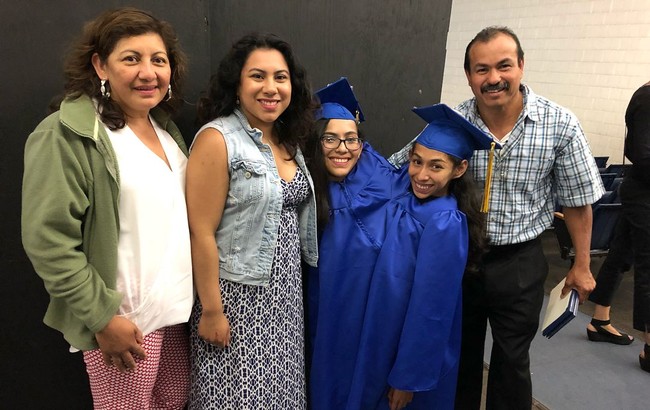 Banyak orang penasaran bagaimana Carmen dan pacarnya menjalin keintiman. Carmen mengaku bahwa ia tidak menutupi kondisinya yang menempel dengan saudara kembar. Wanita itu pun menjelaskan bahwa hubungan mereka tidak seksual dan pria tersebut tidak mempermasalahkannya. Meski begitu, diakui Carmen bahwa awalnya hubungan itu memang canggung terlebih saudarinya tidak tertarik dengan percintaan.Foto: Instagram @andrade_glupe