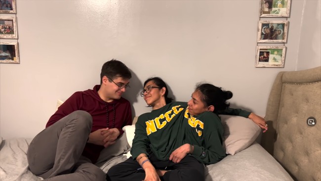 Begini potret mereka bersama pacar Carmen, Dan, yang diabadikan di YouTube. Mereka terlihat mengobrol seperti biasa meski netizen melihat ada momen-momen canggung. Lupita sendiri tampak tidak mempermasalahkan meski sering meledek Carmen dan pacarnya. Foto: YouTube