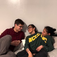 Begini potret mereka bersama pacar Carmen, Dan, yang diabadikan di YouTube. Mereka terlihat mengobrol seperti biasa meski netizen melihat ada momen-momen canggung. Lupita sendiri tampak tidak mempermasalahkan meski sering meledek Carmen dan pacarnya. Foto: YouTube