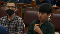 Dalam perjalanannya, ambulans harus melewati kemacetan saat hendak menuju RS Polri. Di depan, ia dikawal oleh mobil pajero yang dikendarai petugas provost. (Foto: 20Detik)